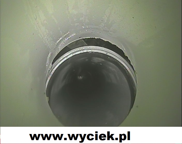 Rozłączona rura kanalizacyjna powodująca wyciek z odpływu