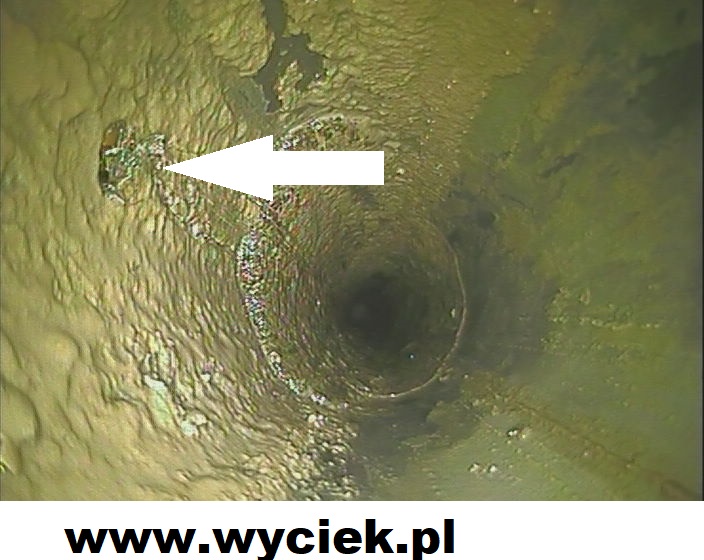 Wyciek wody z pionu kanalizacyjnego sprawdzany kamerą inspekcyjną