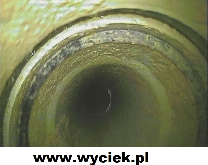 Wyciek z rury pionu kanalizacyjnego i uszkodzenie kanalizacji