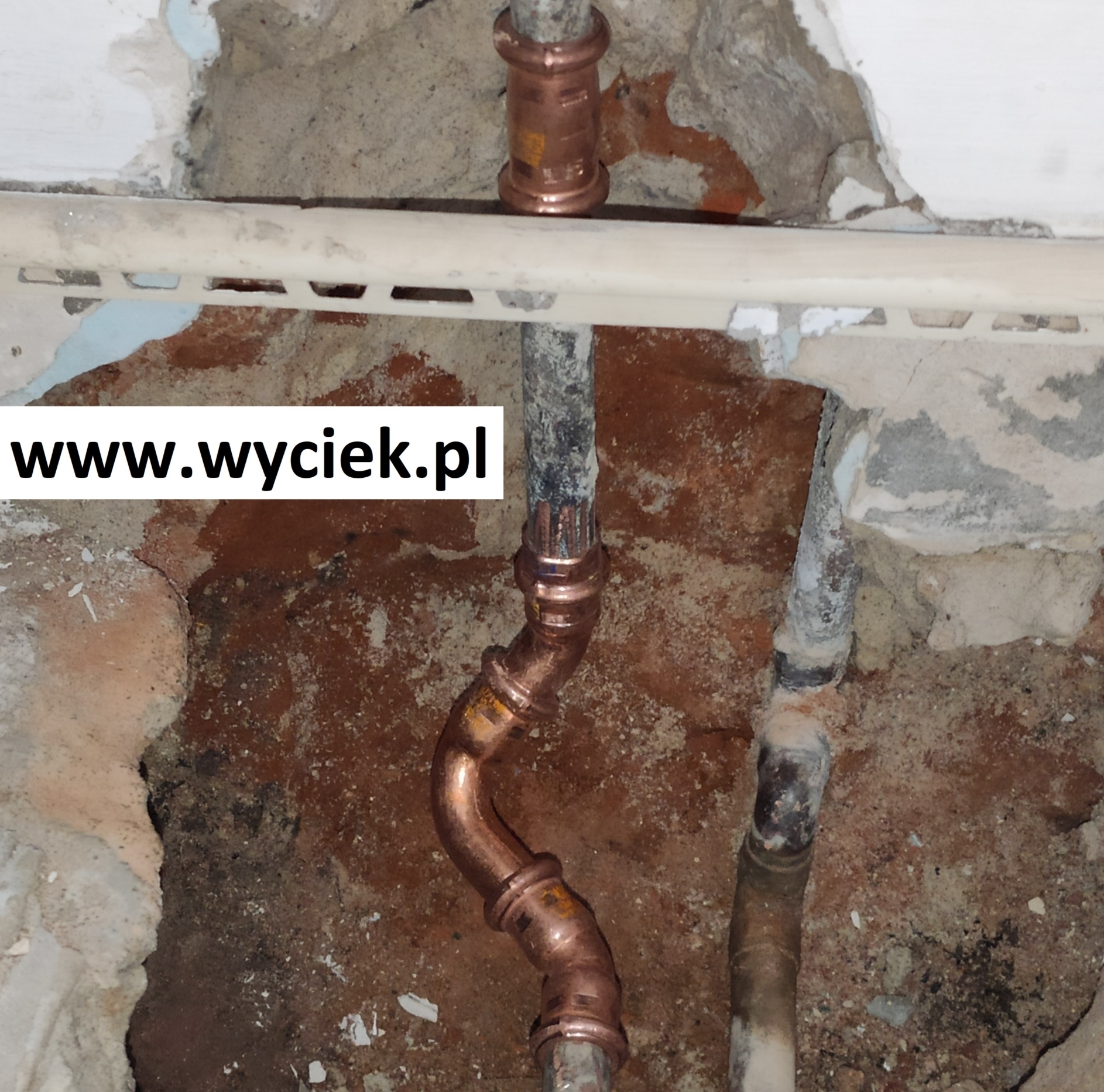 Naprawa miedzianej instalacji w ścianie – rurki miedziane po usunięciu wyciek