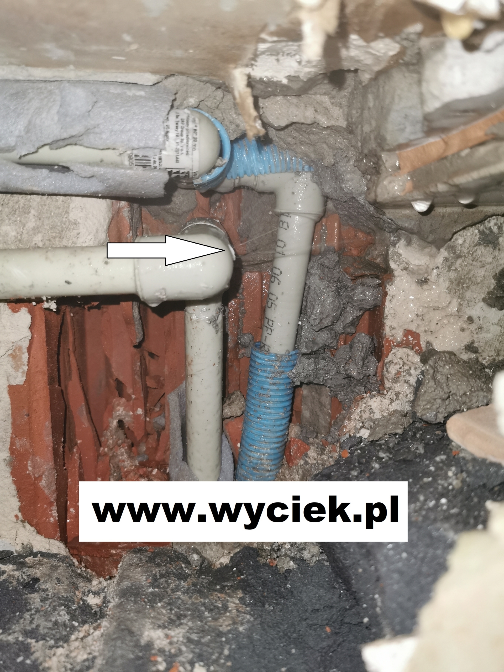 okalizacja wycieków wody – cieknące kolano rury PP w ścianie