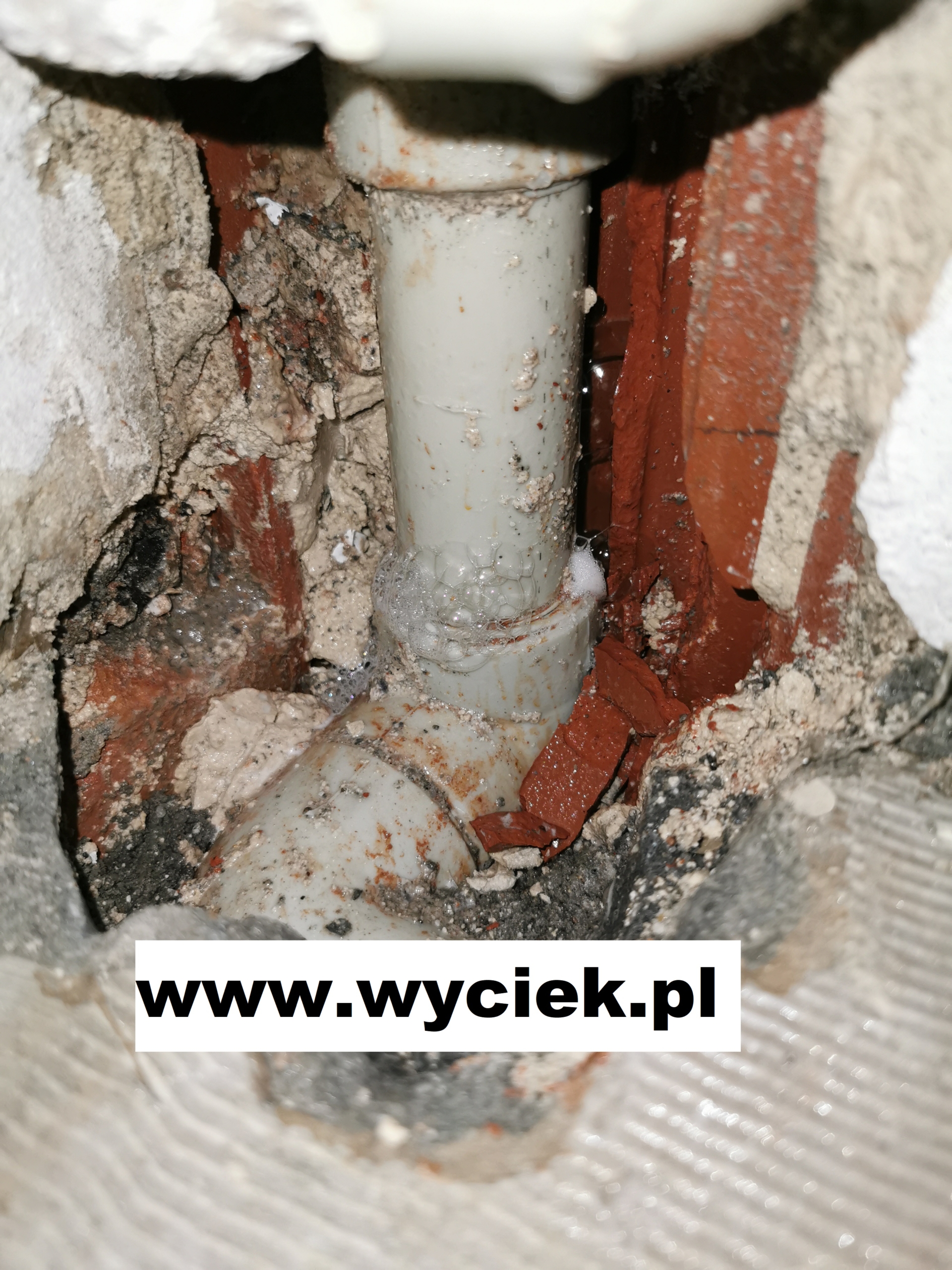 Lokalizacja wycieków wody gazem znacznikowym