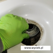 cieknie woda pod prysznicem