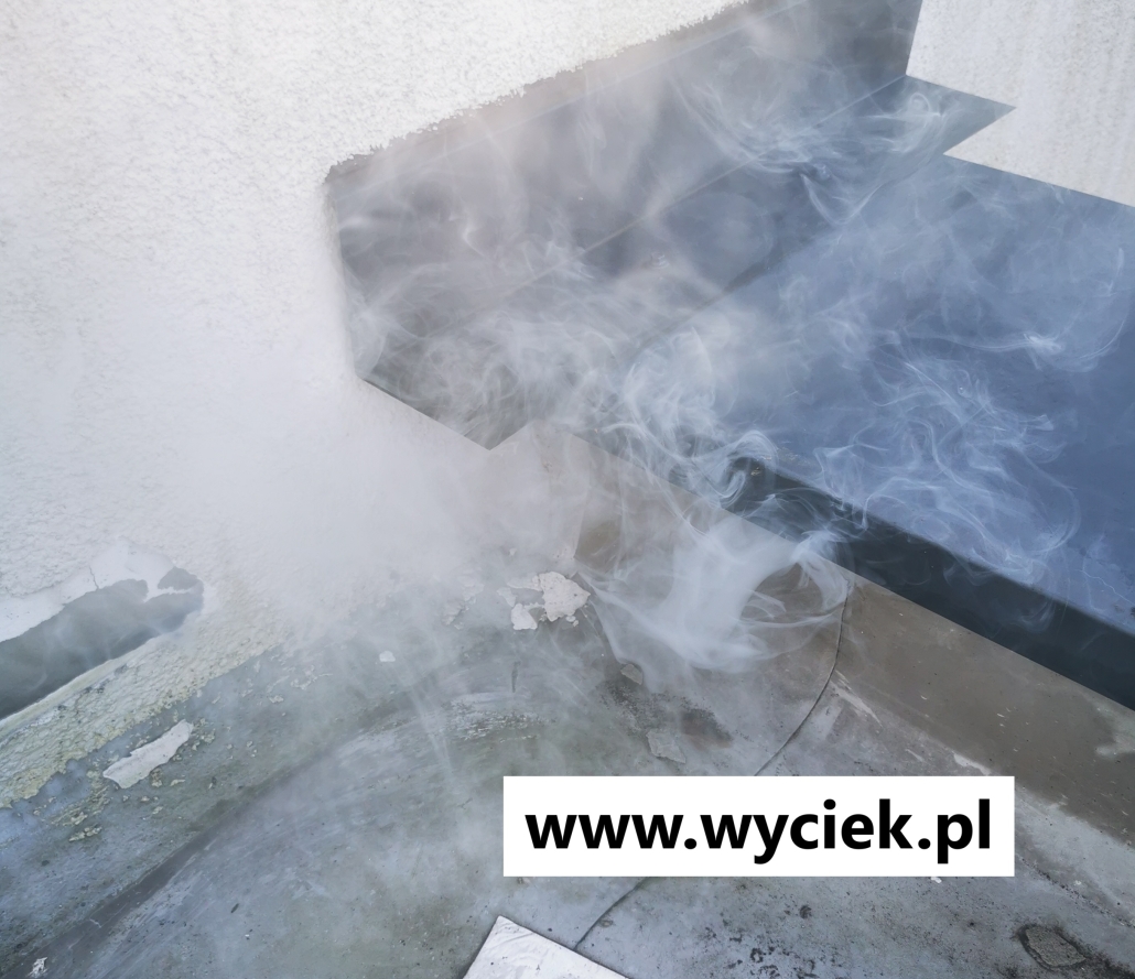 testy szczelności dachów – punktowe badanie dachu płaskiego dymem