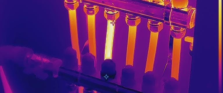 Termowizyjna lokalizacja wycieku wody na rozdzielaczu ogrzewania podłogowego – Żory