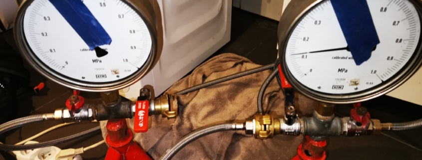 Próby ciśnieniowe instalacji wodnej w Żywcu – manometry do wykrywania wycieków wody