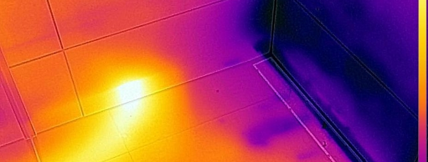 Lokalizacja wycieku wody kamerą termowizyjną – widoczne zawilgocenie przy odpływie liniowym w łazience