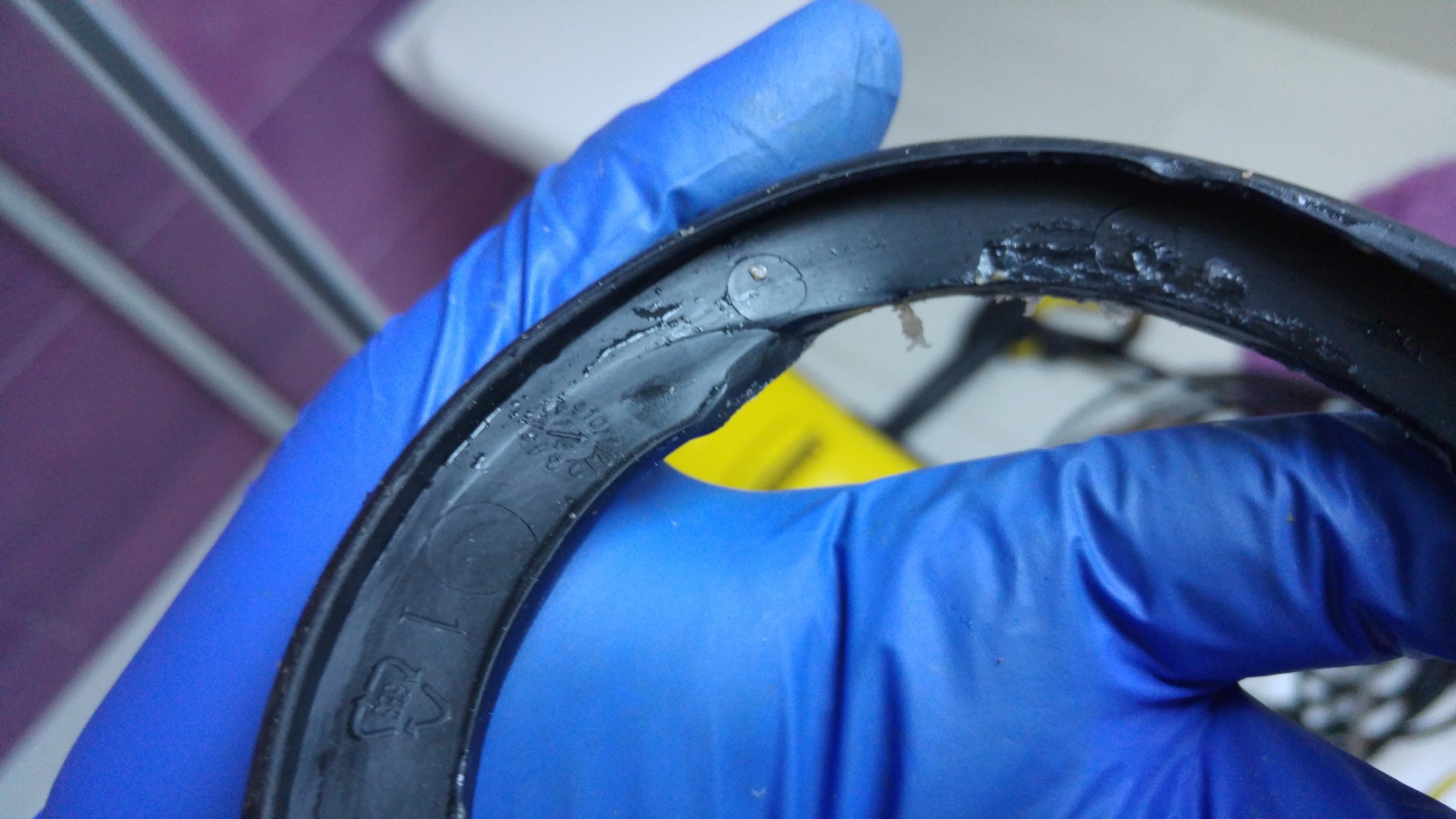 Uszkodzona uszczelka odpływu brodzika prysznica – przyczyna wycieku