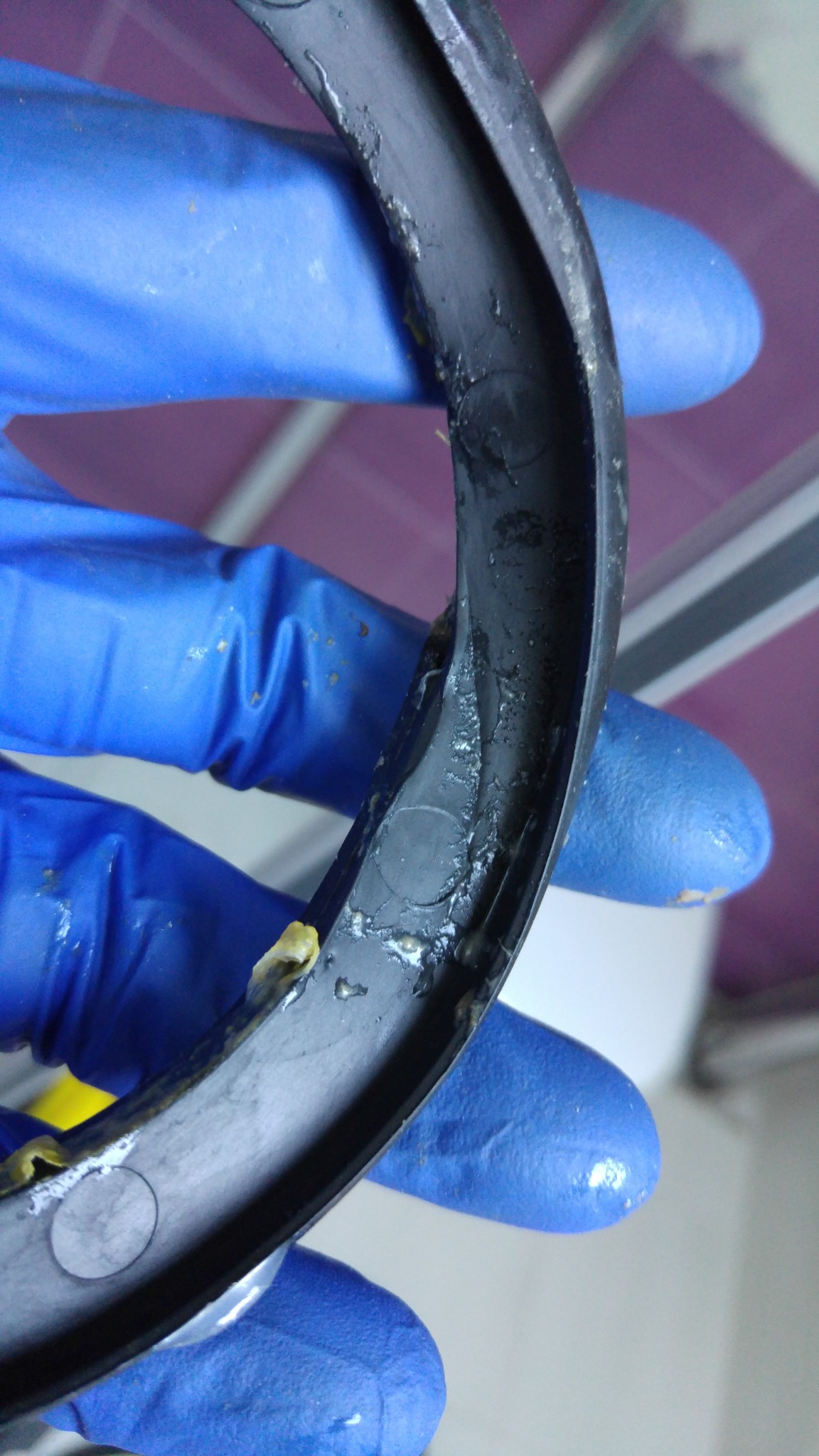 Pęknięta uszczelka odpływu brodzika prysznica – przyczyna zalani