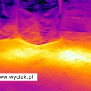 Lokalizacja wycieku wody kamerą termowizyjną – widoczna anomalia temperatury na posadzce