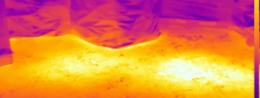 Lokalizacja wycieku wody kamerą termowizyjną – widoczna anomalia temperatury na posadzce