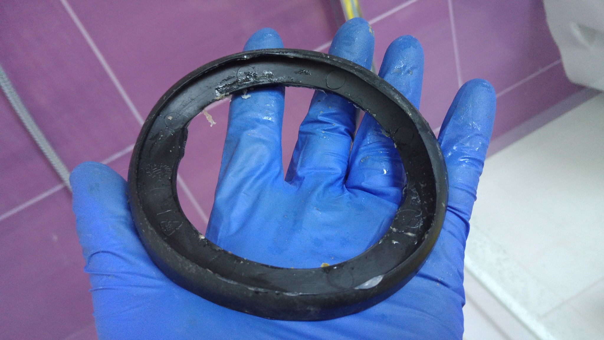 Uszkodzona uszczelka odpływu wanny – źródło przecieku