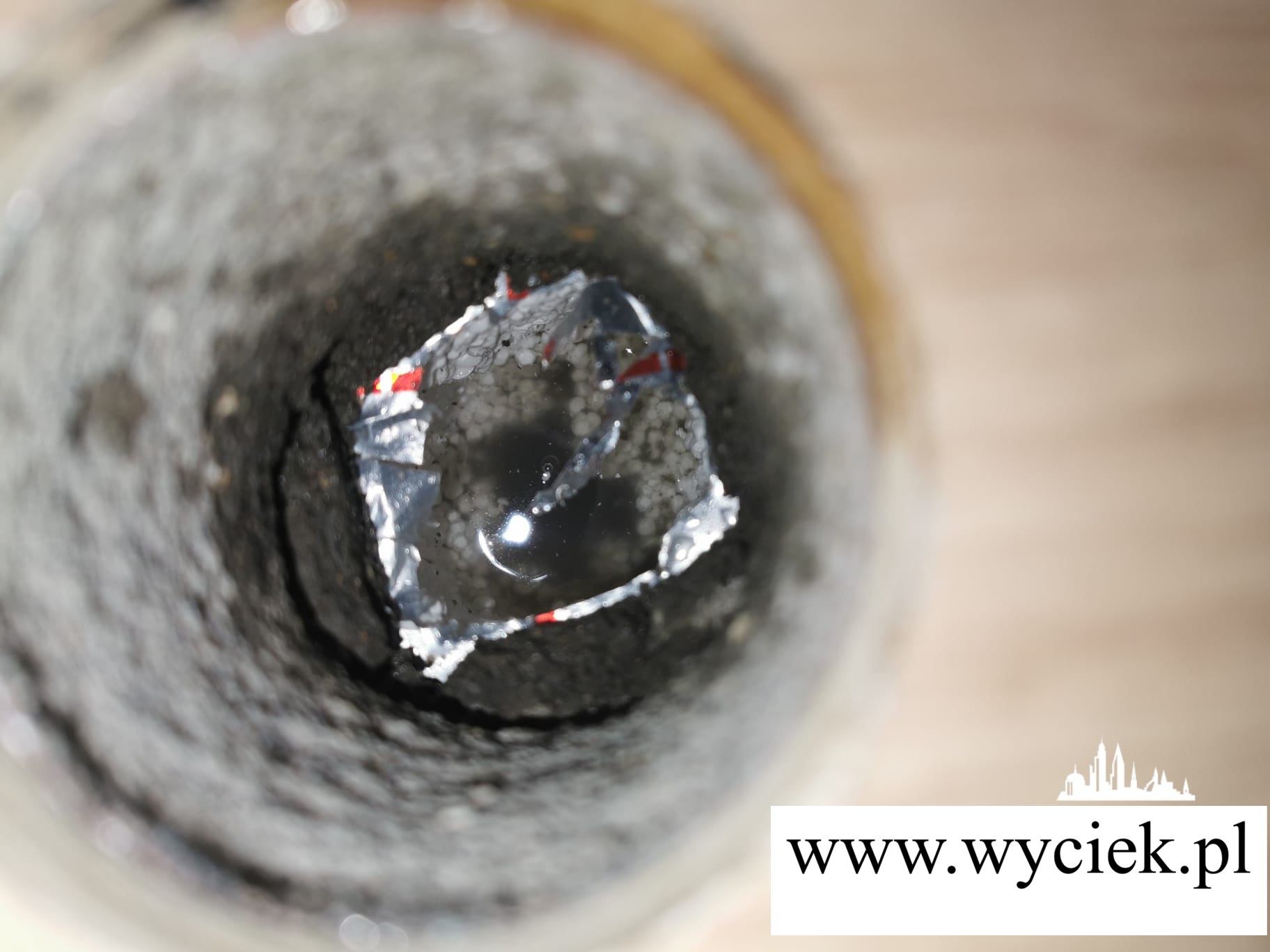 Woda pod posadzką w strefie izolacji po wycieku instalacji