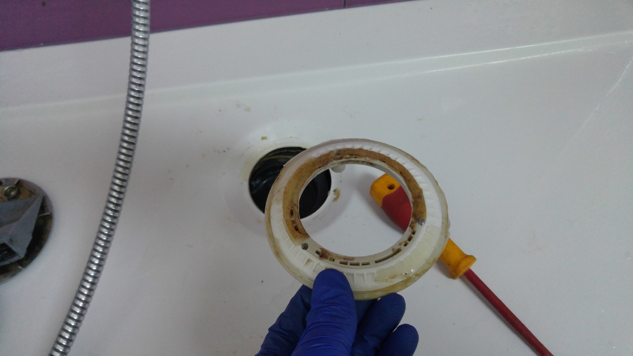 Uszkodzona uszczelka odpływu brodzika – przyczyna wycieku wody