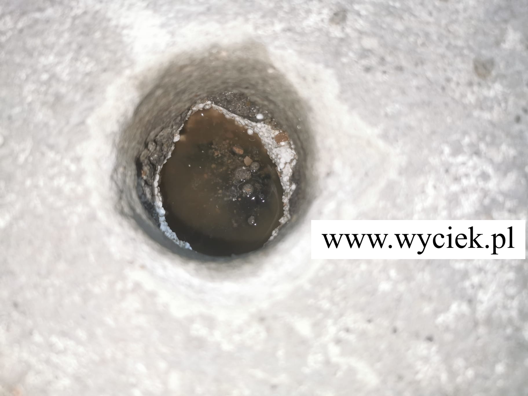 Zalegająca woda w izolacji podposadzkowej po wycieku