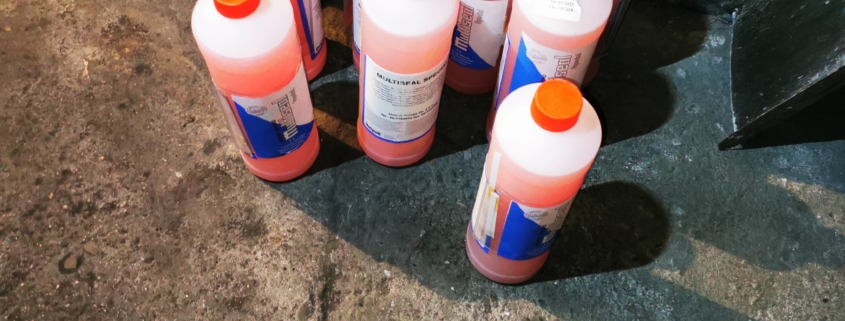 Preparat uszczelniający do instalacji CO ustawiony przy piecu węglowym – środek do uszczelniania przecieków w systemie grzewczym