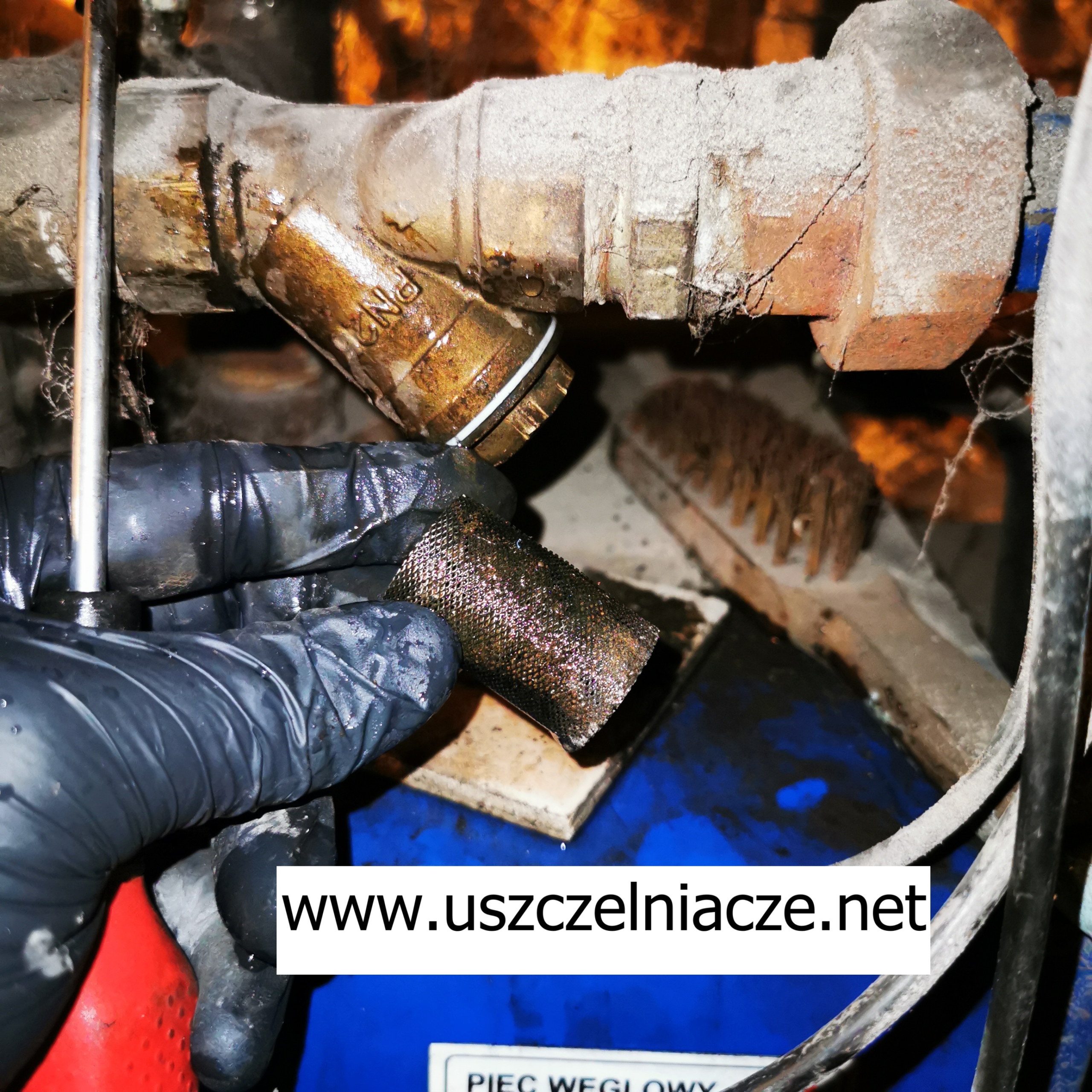 Usuwanie filtra siatkowego w instalacji CO przed uszczelnianiem kotła