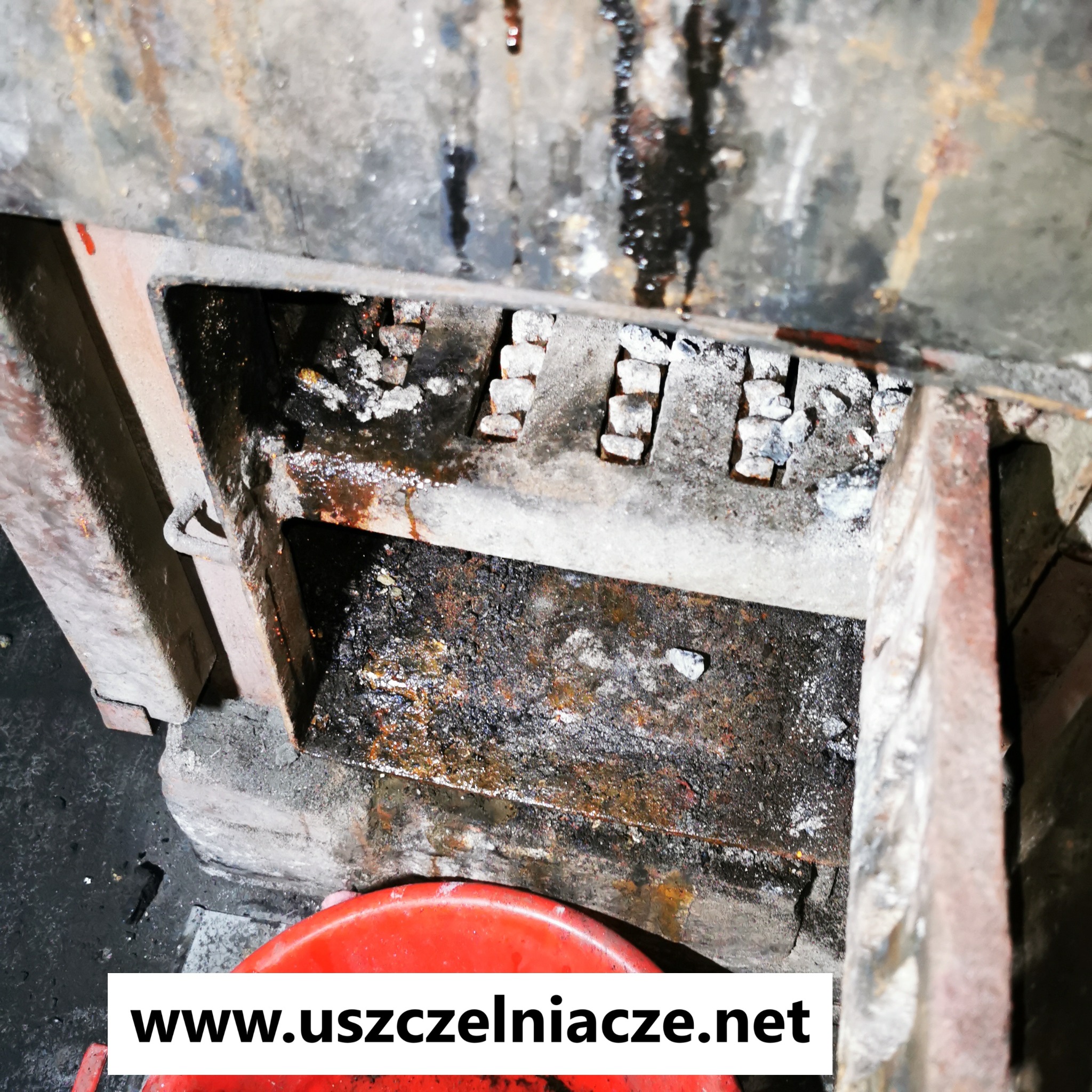 Cieknący piec węglowy – wyciek wody i korozja w dolnej części kotła centralnego ogrzewania