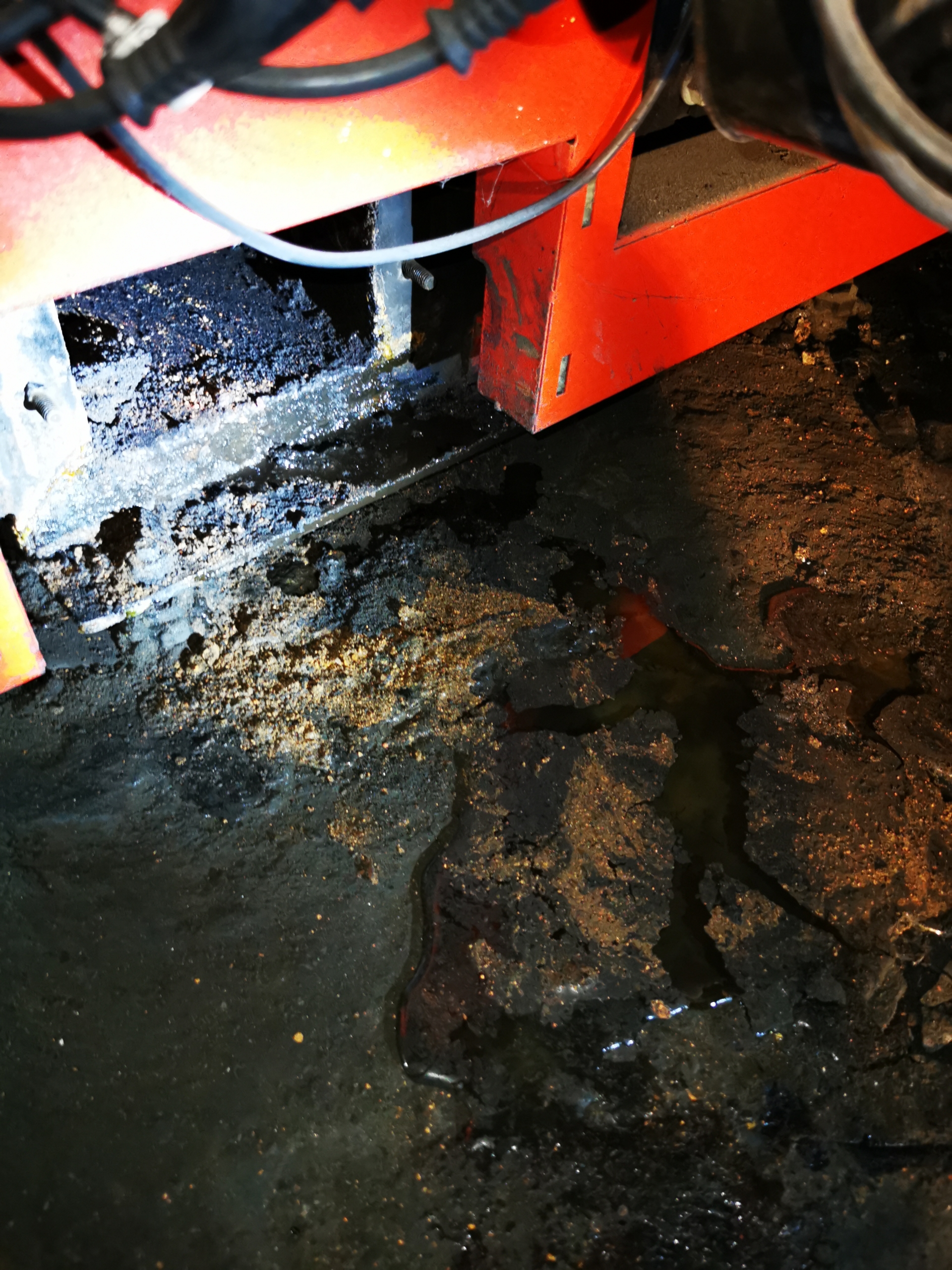 Wyciek wody z kotła węglowego – woda na posadzce w piwnicy