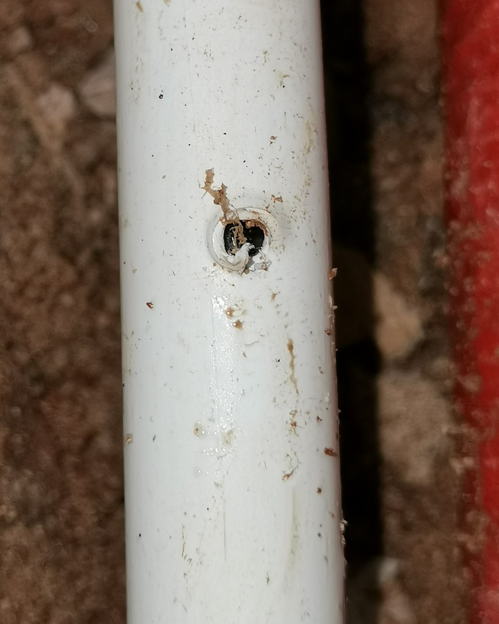 Wyciek wody Bestwina – uszkodzona rura instalacji wodnej z widoczną nieszczelnością