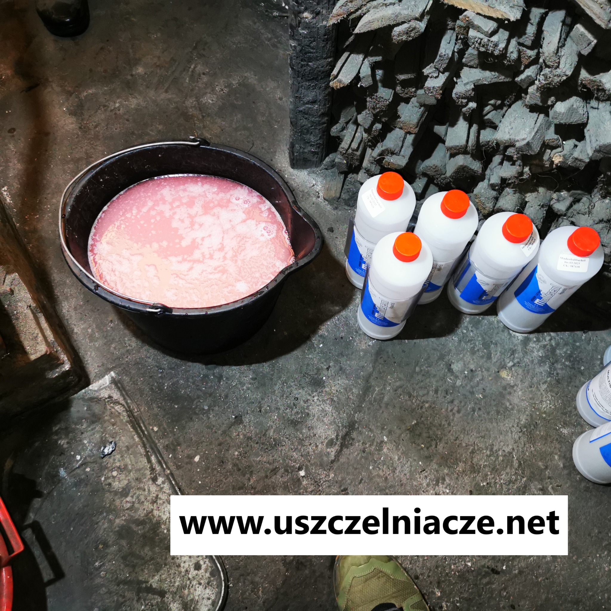 Przygotowanie preparatu uszczelniającego do naprawy cieknącego pieca węglowego – mieszanie środka do instalacji CO