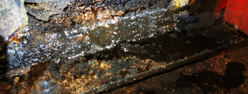 Nieszczelność pieca węglowego – wyciek wody i korozja w dolnej części kotła CO