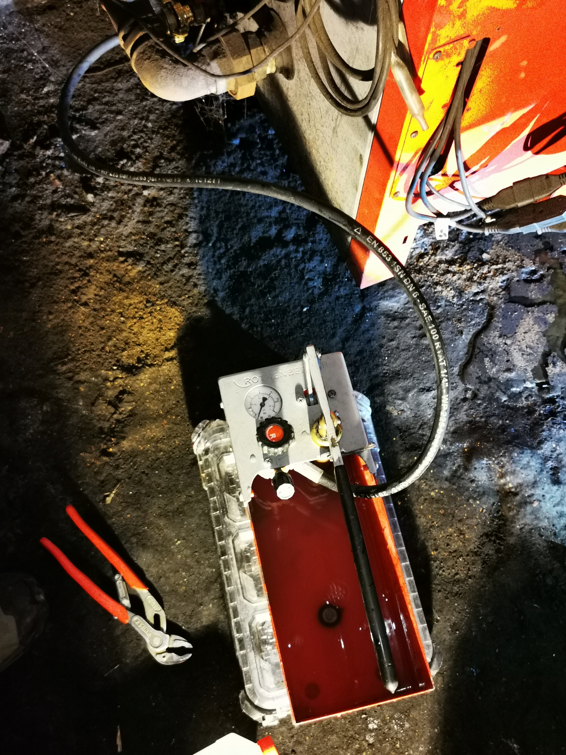 Wtłaczanie uszczelniacza Multiseal do nieszczelnego kotła węglowego