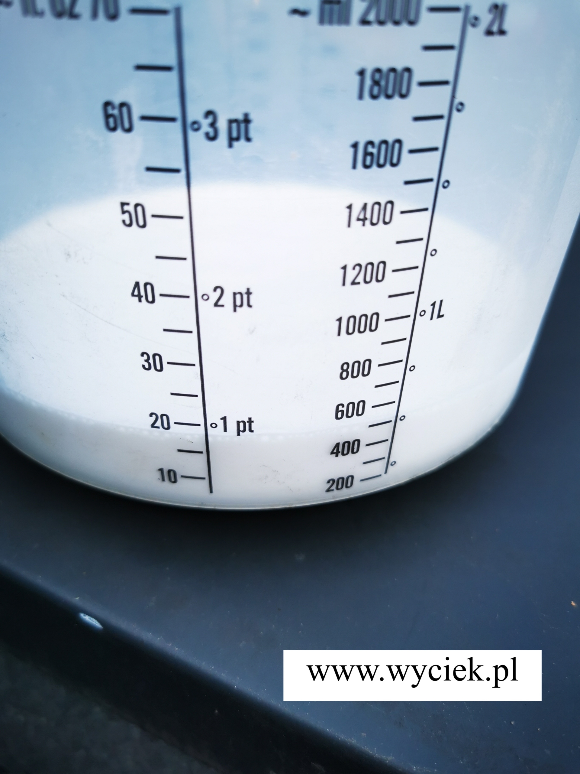 Barwnik UV niewidoczny dla oka przygotowany do próby szczelności dachu płaskiego