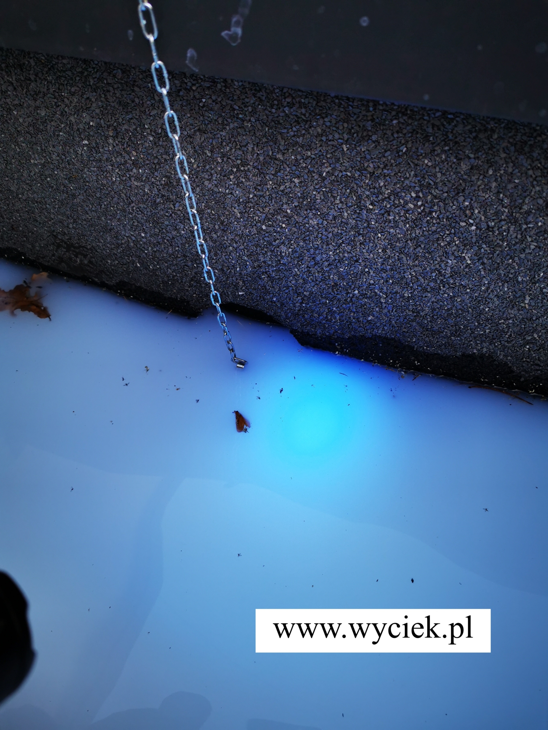 Barwnik UV na dachu płaskim – lokalizacja nieszczelności przy użyciu lampy UV