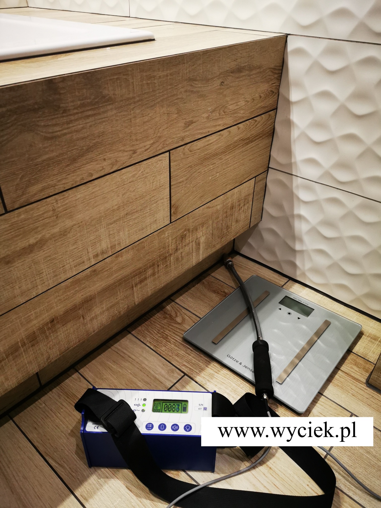 Detekcja wycieku wody w łazience przy użyciu detektora gazu znacznikowego przy obudowie wanny