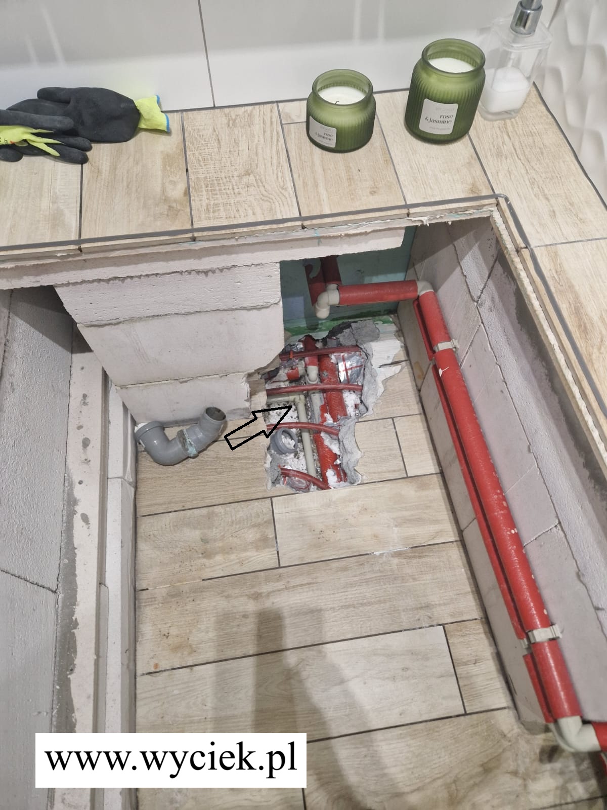 Miejsce wycieku wody w instalacji podłogowej – odkuta posadzka i rura PEX w łazience