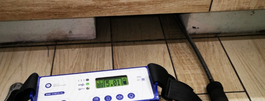 Lokalizacja wycieku wody w domu przy użyciu detektora gazu znacznikowego Fast Check w łazience