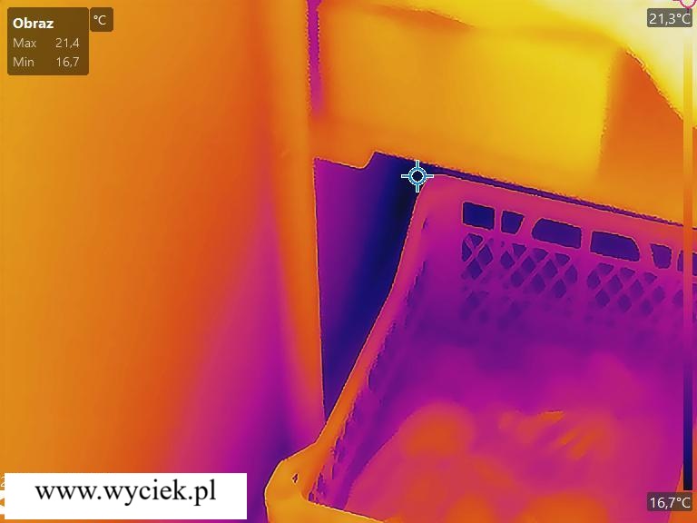 Termowizyjna lokalizacja wycieku wody w łazience – chłodna strefa przy wannie widoczna na kamerze termowizyjnej