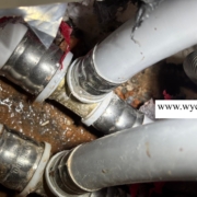 Nieszczelne połączenia rur PEX w instalacji CO błędny montaż kształtek