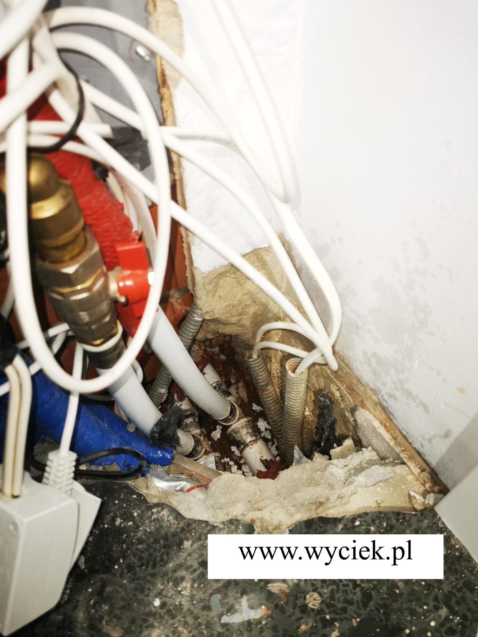 Nieszczelny trójnik PEX pod posadzką instalacji centralnego ogrzewania po odkuciu