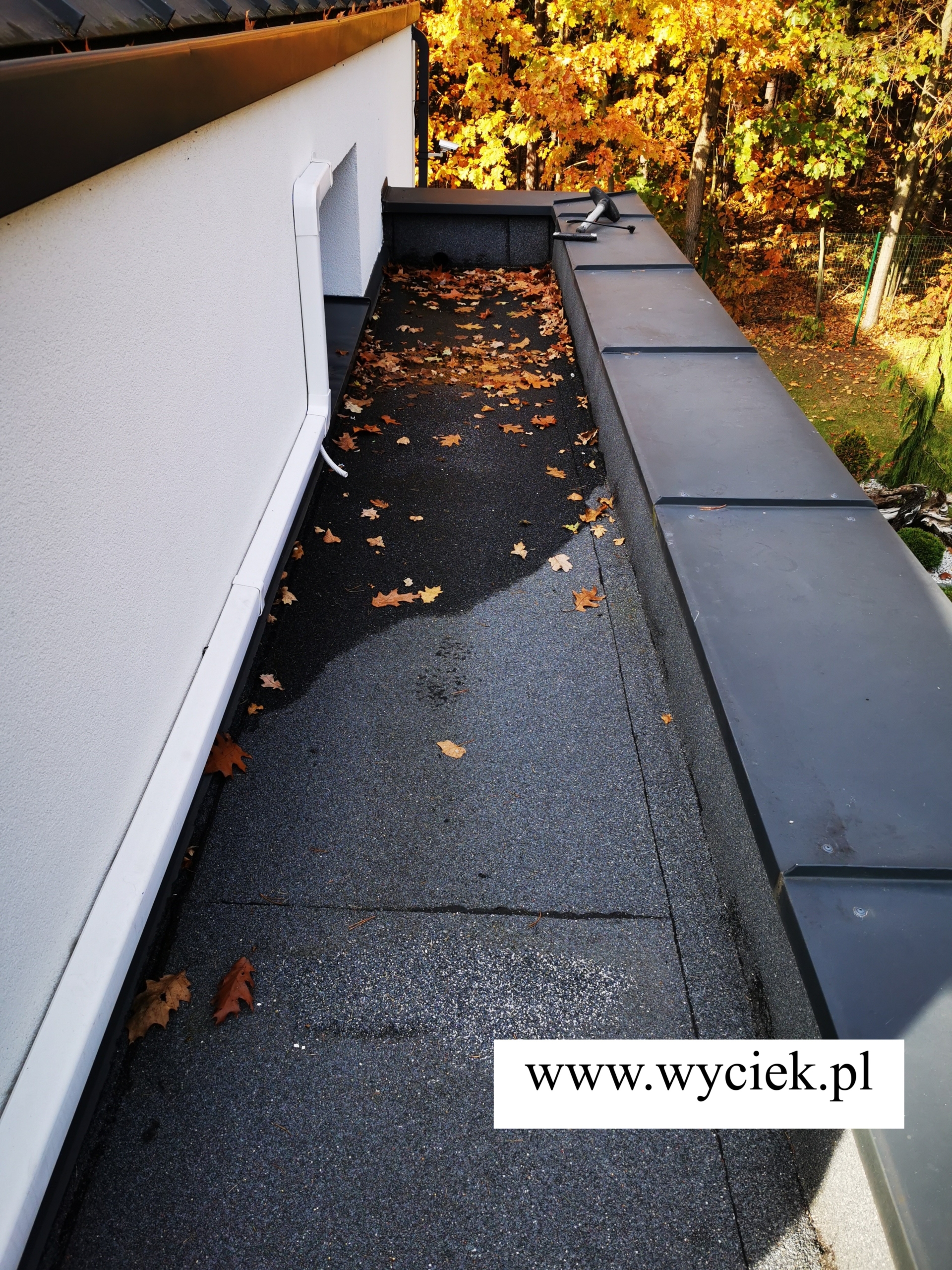 Próba szczelności dachu płaskiego – zalewanie połaci wodą z barwnikiem UV w celu wykrycia przecieków