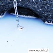 Próba szczelności dachu płaskiego z użyciem barwnika UV – zalewanie wpustu dachowego wodą testową