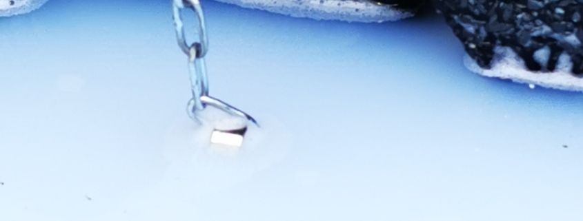 Próba szczelności dachu płaskiego z użyciem barwnika UV – zalewanie wpustu dachowego wodą testową