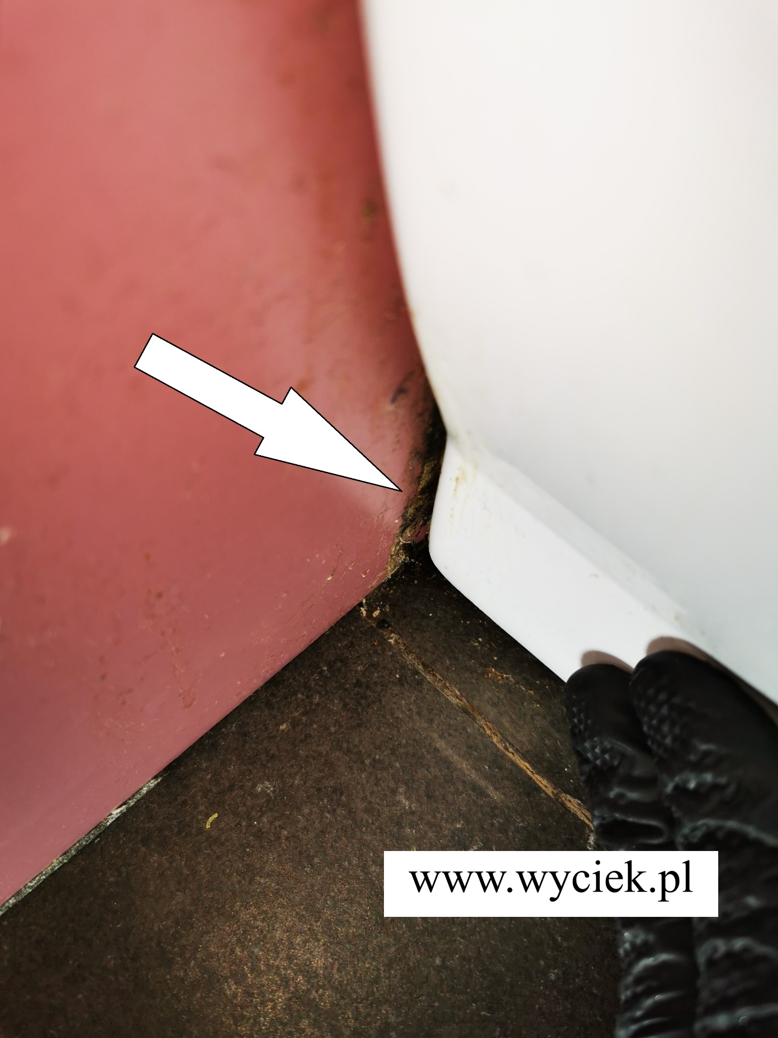 Woda pod brodzkiem widoczna na podłodze łazienki