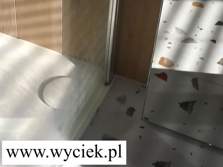 Woda pod brodzkiem przy szybie kabiny prysznicowej