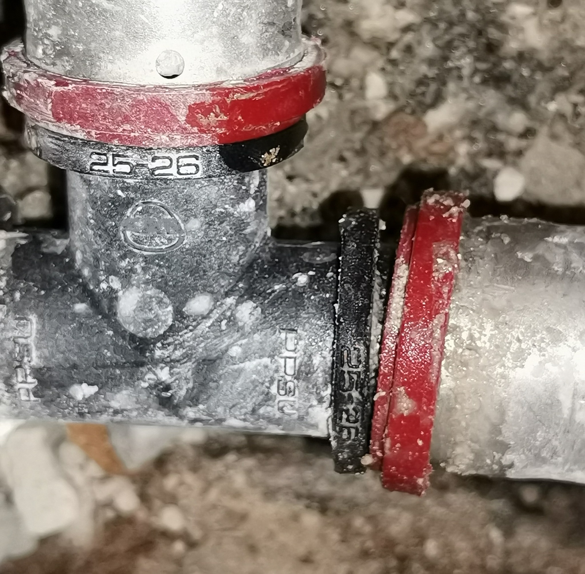 Wyciek wody Będzin – nieszczelne połączenie instalacji wodnej w rurze PEX