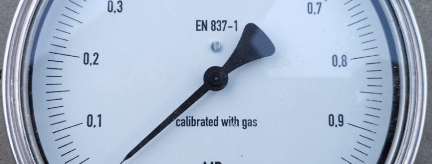 Wyciek wody Goczałkowice-Zdrój – manometr podczas próby ciśnieniowej instalacji wodnej w trakcie diagnostyki nieszczelności.