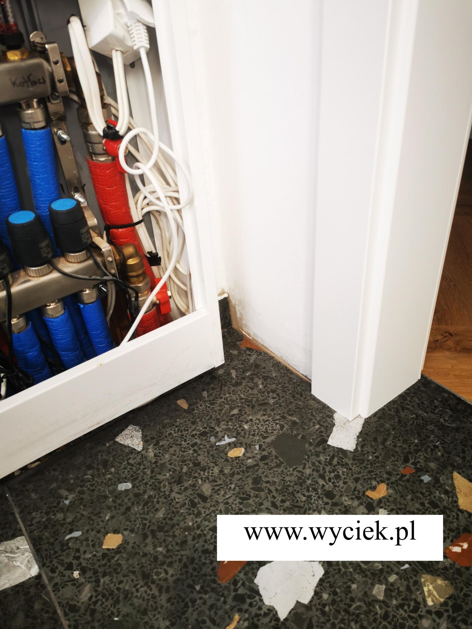 Wyciek z trójnika PEX instalacji centralnego ogrzewania widoczne zawilgocenie i osad