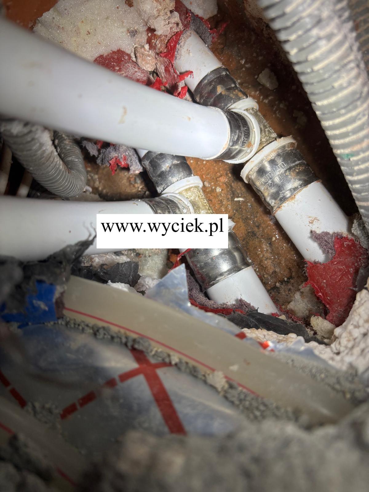 Cieknący trójnik PEX instalacji centralnego ogrzewania po odkuciu posadzki