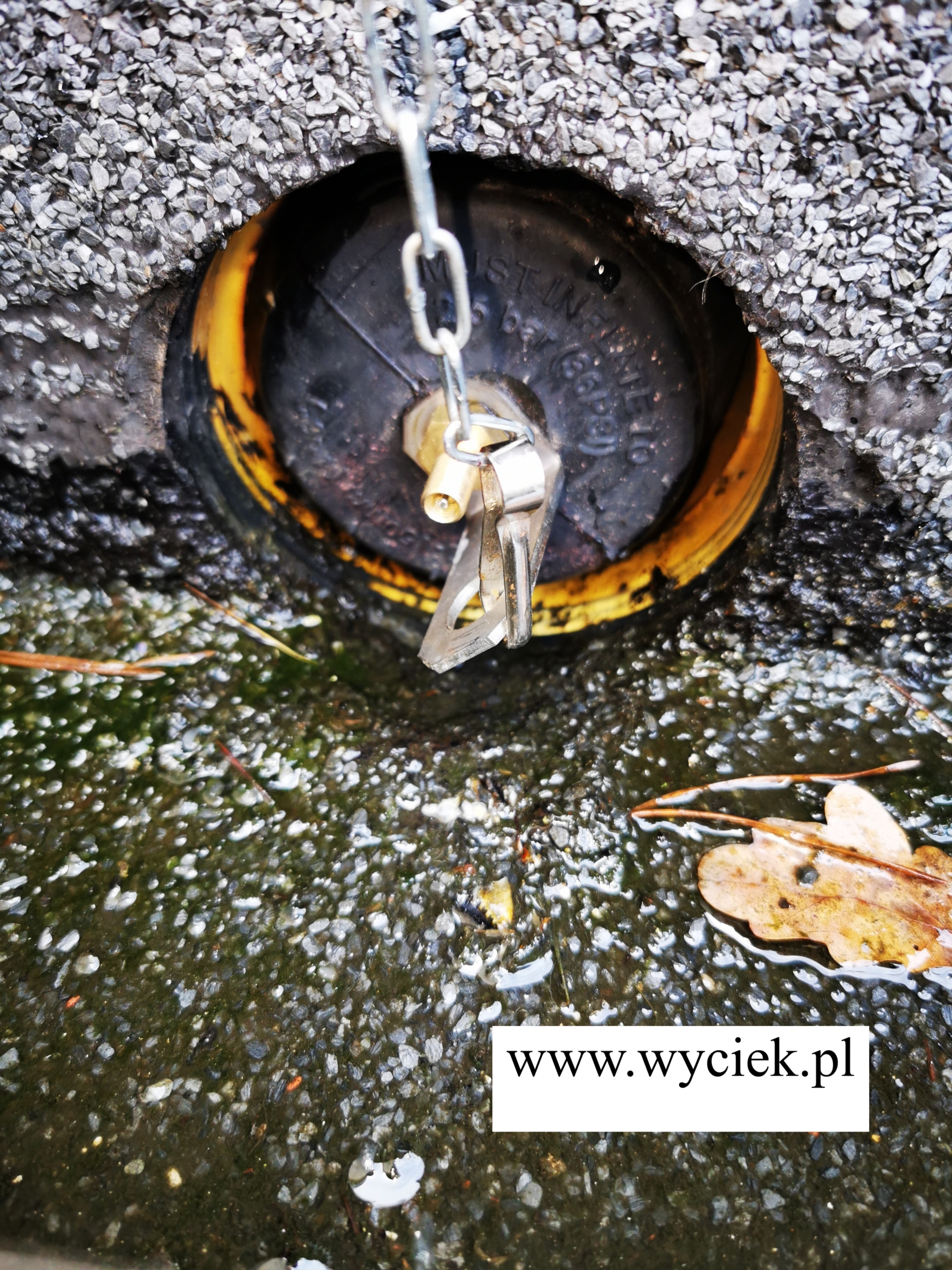 Zatkany wpust dachowy podczas próby szczelności dachu – kontrola odpływu wody z dachu płaskiego