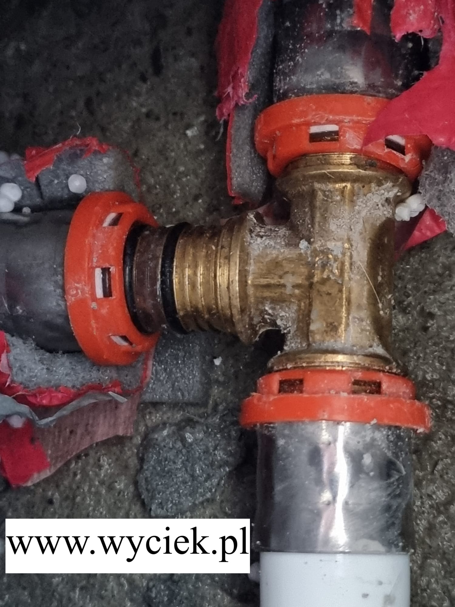 Cieknie woda z kształtki PEX przez brak prawidłowego zacisku