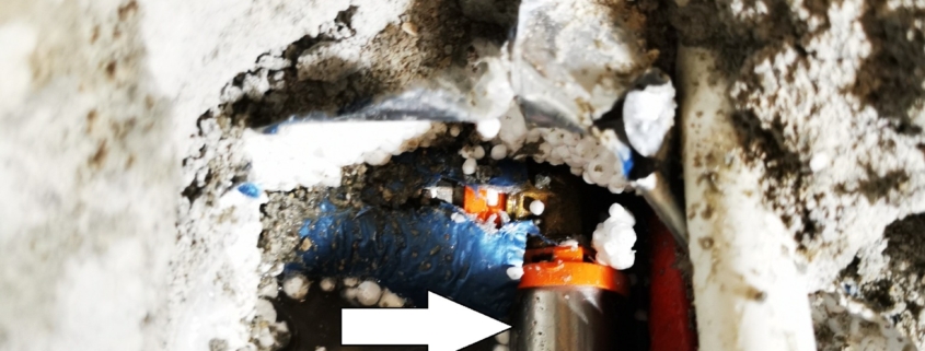 Niezaciśnięty trójnik PEX w ścianie jako źródło ukrytego wycieku wody