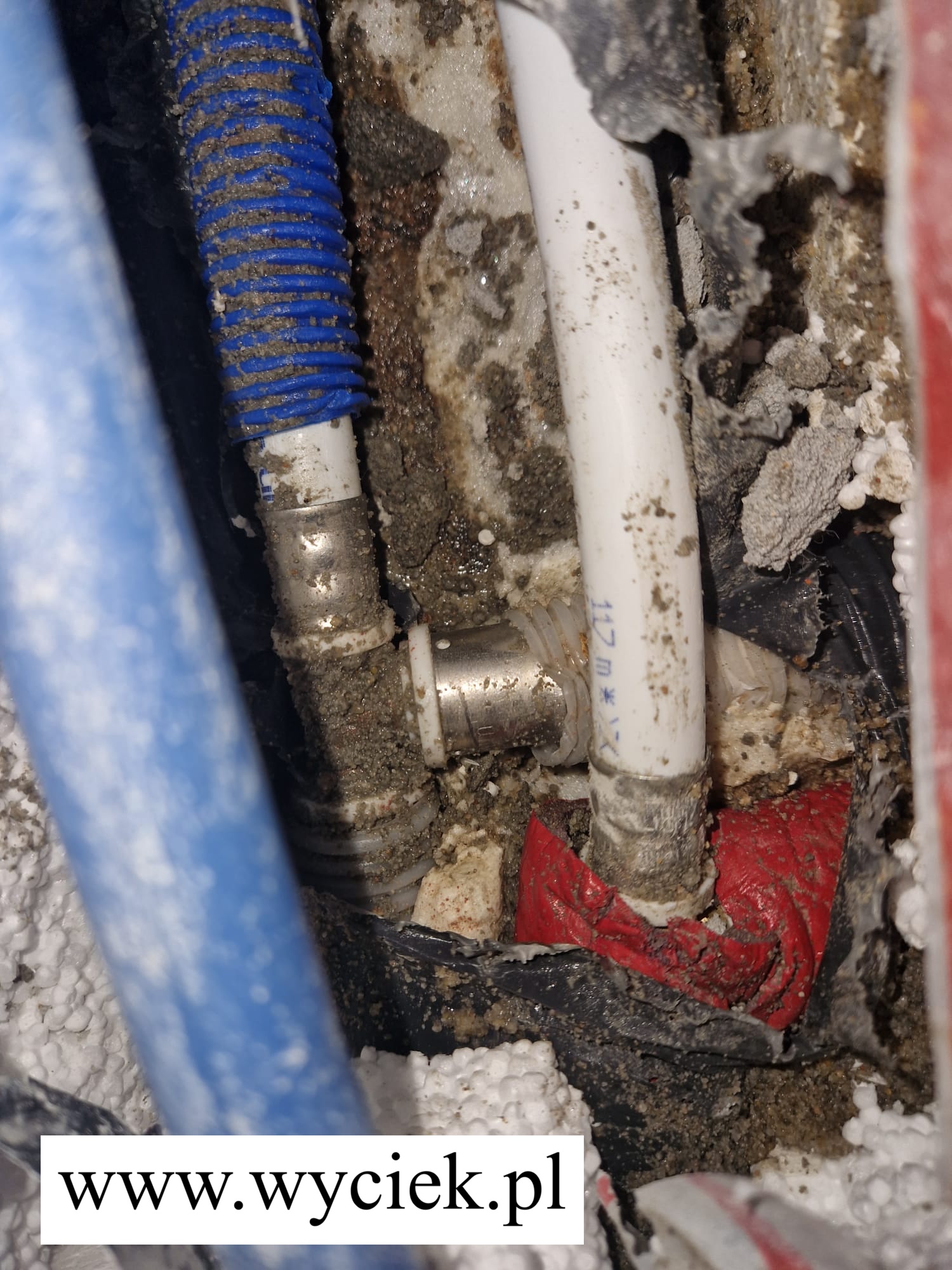 Wyciek z zacisku rury PEX pod posadzką przy błędnie wykonanym połączeniu