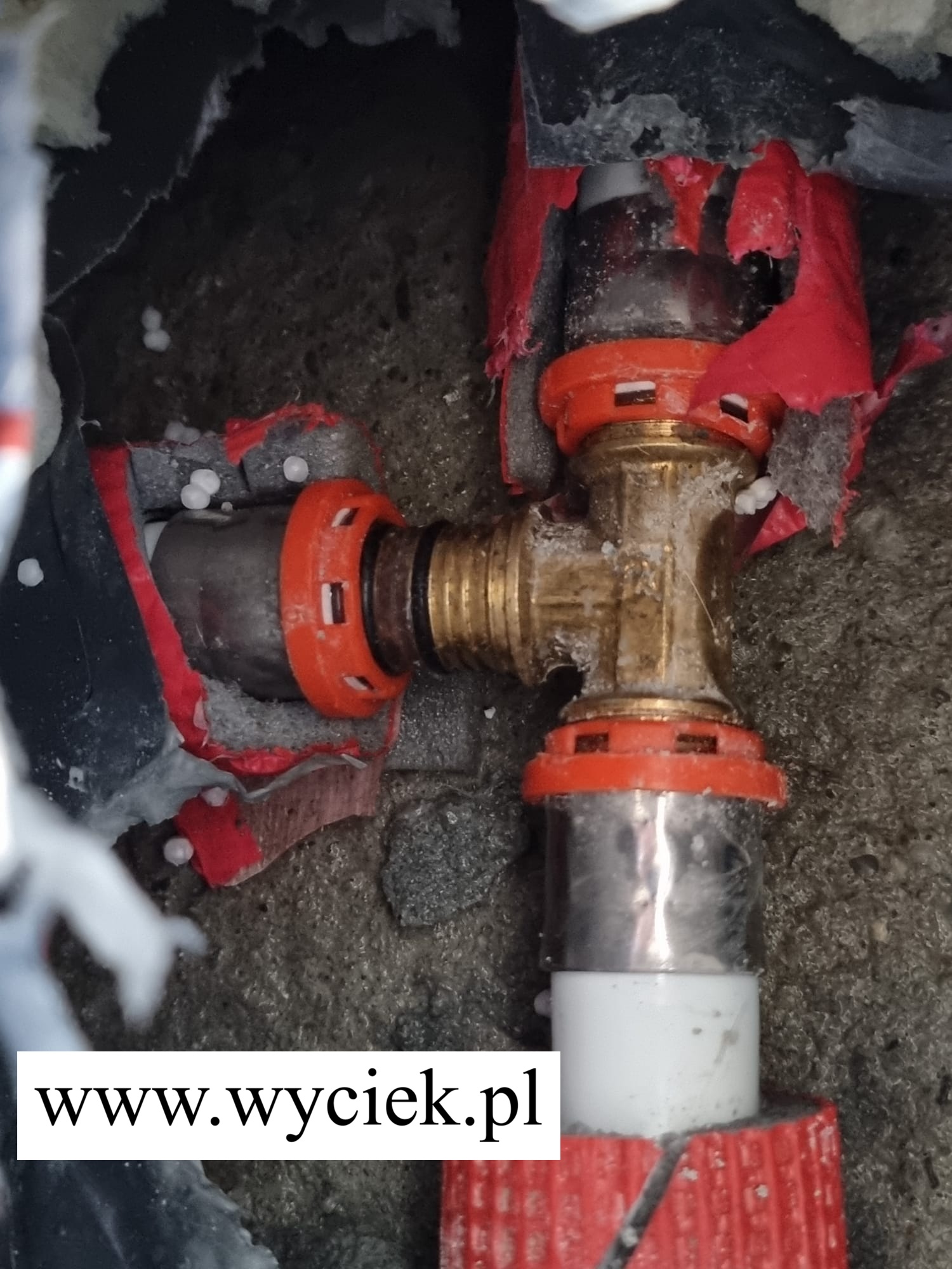 Wysunięta rura PEX z zacisku przy trójniku instalacji wodnej