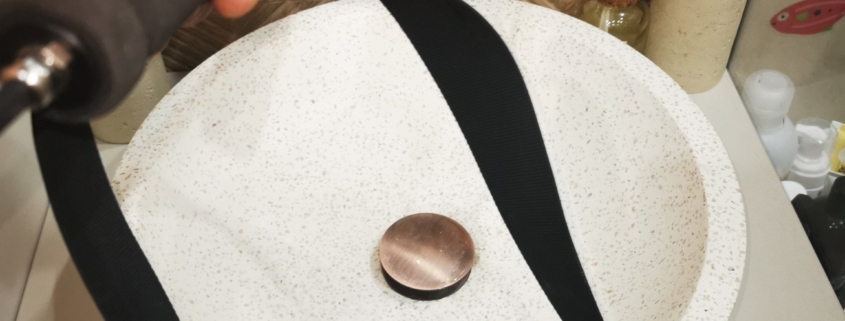 lokalizacja wycieku wody w łazience detektorem gazu znacznika bez kucia ścian